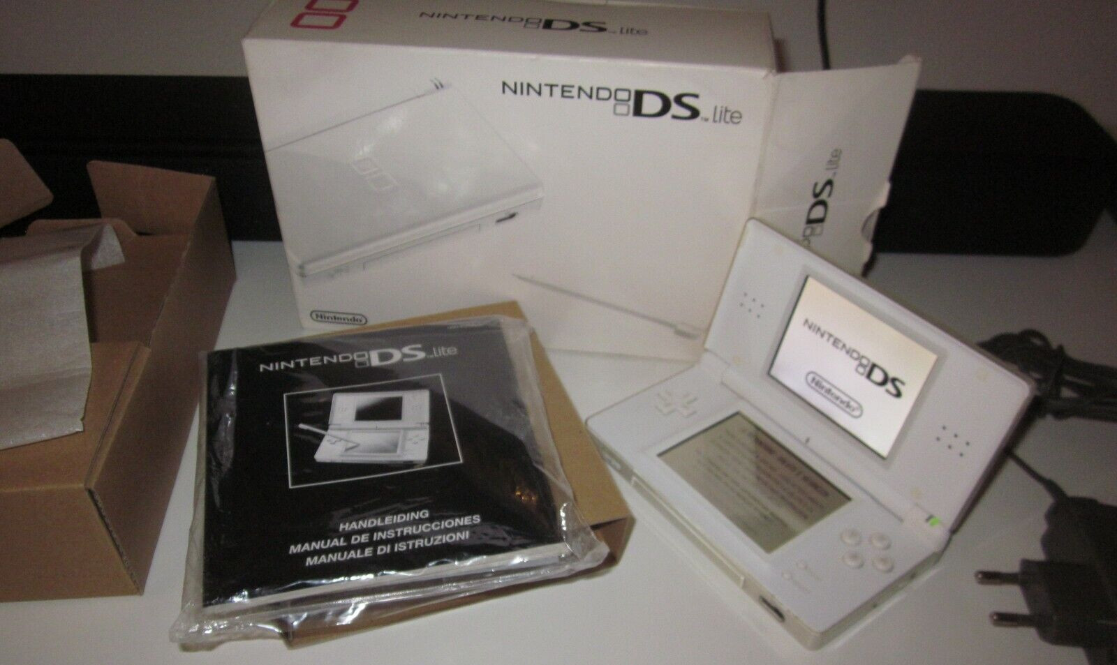 NINTENDO DS LITE WHITE-BOXED-COMPLETE WITH EVERYTHING-RARE COLLECTIBLE