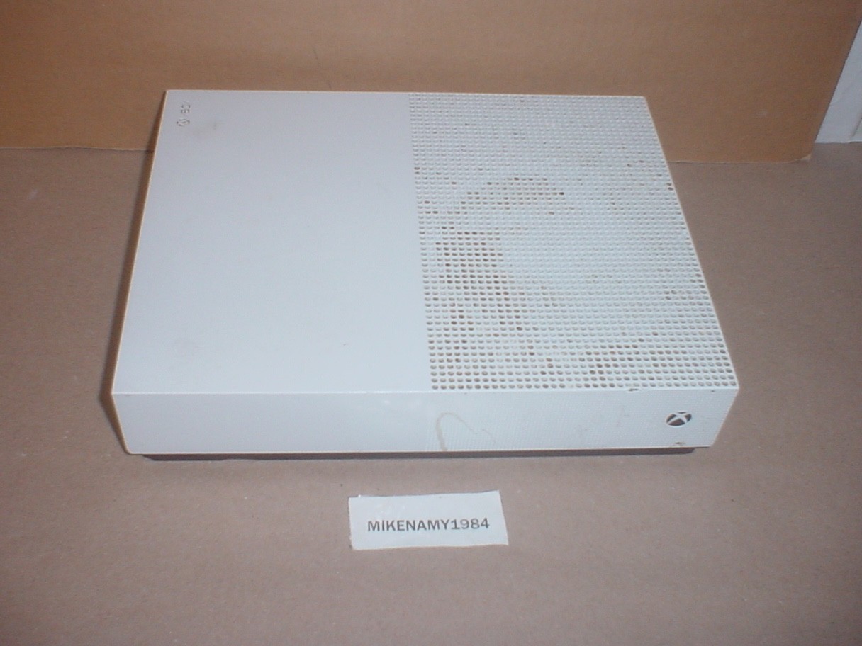 XBOX ONE S all digital – NOT WORKING / FOR PARTS – Powers On Then Shuts Off
